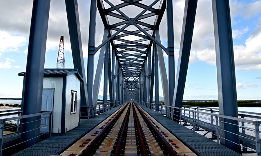 大橋建成通車后，將使國(guó)內(nèi)鐵路與俄遠(yuǎn)東地區(qū)至西伯利亞鐵路相連，增加一條連俄通歐國(guó)際大通道，對(duì)推動(dòng)中俄經(jīng)貿(mào)交流合作，深度融入“一帶一路”共建，助力“一帶一路”經(jīng)濟(jì)建設(shè)發(fā)揮重大作用。圖為中國(guó)鐵建大橋局四公司同江中俄鐵路大橋軌道板及鋼軌施工已完成段。