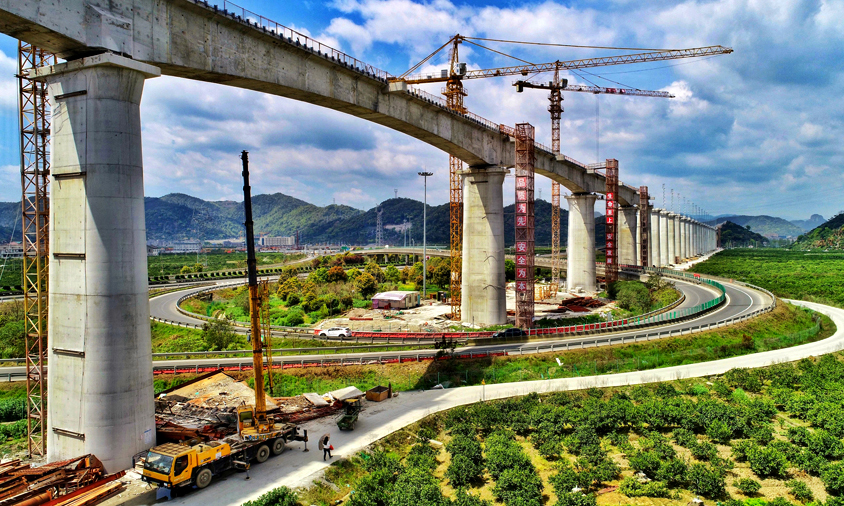 中鐵十一局二公司金臺項目組積極開展技術攻關，通過采用“新型C-O型鎖扣鋼管樁圍堰”、“樁頭和墩身施工環切工藝”、“深水長大樁基氣舉反循環施工工藝”等多項新技術、新工藝，提高施工進度，減小安全風險，并成功解決了“深水基礎冬季施工技術”、“鋼圍堰設計、加工、拼裝、下沉、糾偏施工技術”和“大體積混凝土冬季施工技術”等科技攻關課題，為安全優質按期完成大橋施工任務創造了有利條件。圖為靈江特大橋陸地上連續梁施工。