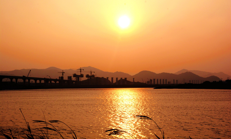 據悉，金臺鐵路是浙江省“大通道建設”的重點項目，是浙江省主導建設的第一條電氣化鐵路，對暢通浙江沿海及金臺沿線與浙中地區、皖贛及中西部地區的貨運交流、促進沿線社會經濟發展具有重要意義。金臺鐵路建成后，還將徹底結束浙江省仙居、磐安等縣無鐵路的歷史。圖為黃昏下的靈江特大橋。