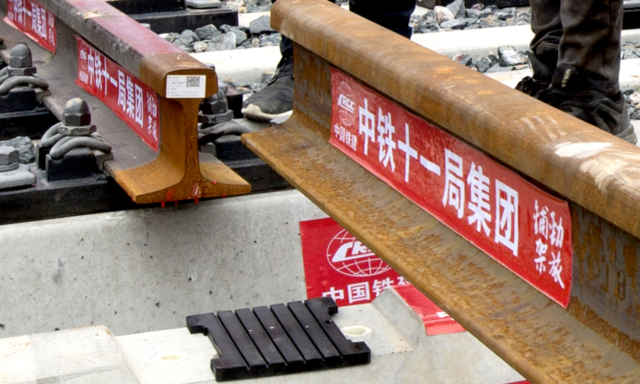 徐宿淮鹽鐵路采用國內(nèi)先進技術(shù)移動閃光焊，對焊接頭內(nèi)部進行超聲波掃描診斷，就像醫(yī)生給病人做“B超”，可及時發(fā)現(xiàn)焊透、傷損、氣泡或夾雜物等缺陷。每個焊接頭有獨特的身份信息，包含焊接日期、施工負責人、焊接機組號等，實現(xiàn)質(zhì)量“可追溯”。圖為鋪軌到達接軌點。