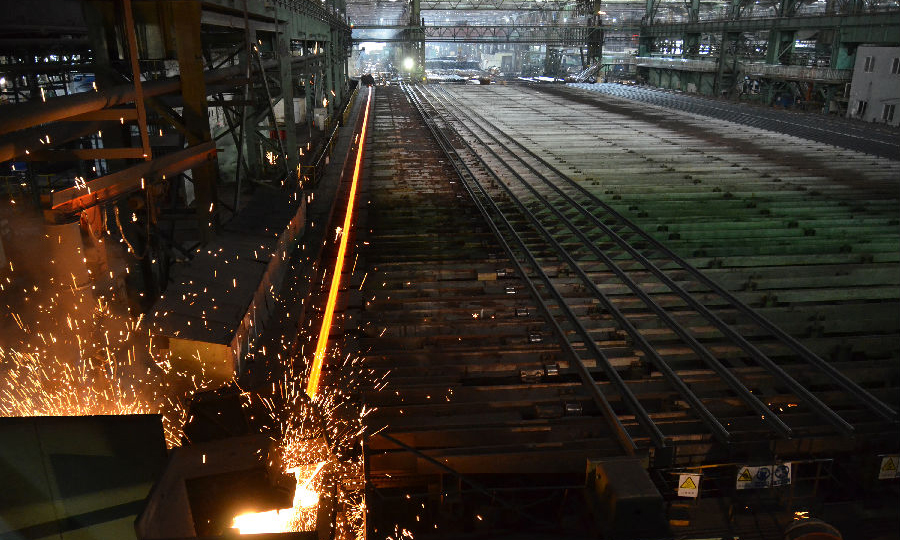 據了解，這批百米長定尺75kg/m重軌是國內首家批量供貨。今年以來，攀鋼釩軌梁廠瞄準世界先進的前沿技術，狠抓自主創新，不斷增強攀鋼鋼軌市場影響力和競爭力。圖為機器正在生產百米長定尺75kg/m重軌。