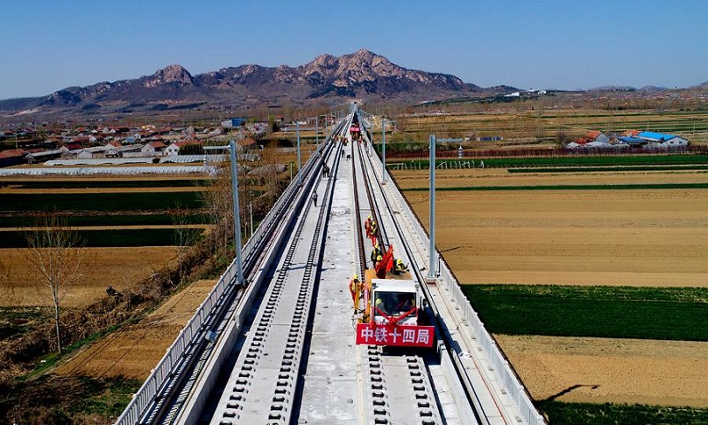 魯南高鐵東起日照，與青連鐵路日照西站接軌，向西經(jīng)臨沂、曲阜、濟寧、菏澤，與鄭徐客運專線蘭考南站接軌，全長494公里，設計時速350公里，是山東省“三橫五縱”高速鐵路網(wǎng)的重要組成部分，國家“八縱八橫”高速鐵路網(wǎng)的重要連接通道，也是山東省有史以來建設里程最長、投資規(guī)模最大、建設條件最復雜、沿線人口最多的鐵路項目。圖為中鐵十四局魯南高鐵鋪軌現(xiàn)場。