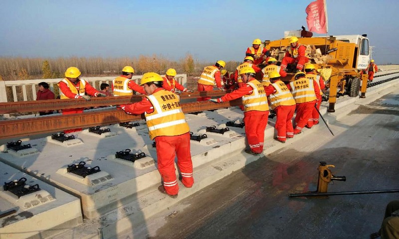 中鐵十四局承擔著魯南高鐵日照至曲阜段雙線532公里的鋪軌及180組道岔新鋪施工任務。其中，臨曲段276公里，日臨段204公里，站內(nèi)線路52公里。圖為施工現(xiàn)場。