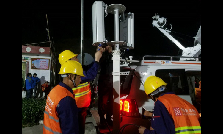 4月1日,中國(guó)電信四川機(jī)動(dòng)應(yīng)急通信局派出兩個(gè)梯隊(duì)、4名技術(shù)人員、2輛衛(wèi)星通信車以及12部衛(wèi)星電話等專業(yè)應(yīng)急通信力量趕赴火災(zāi)保障現(xiàn)場(chǎng)，于當(dāng)日16時(shí)20分開(kāi)通了衛(wèi)星基站，為現(xiàn)場(chǎng)搶險(xiǎn)指揮部提供 3G、4G通信保障服務(wù)。圖為中國(guó)電信搶險(xiǎn)人員在緊急開(kāi)通應(yīng)急保障車。