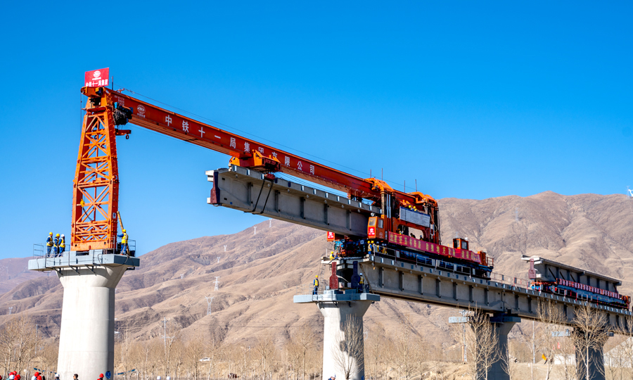 圖為架橋機出梁過程。