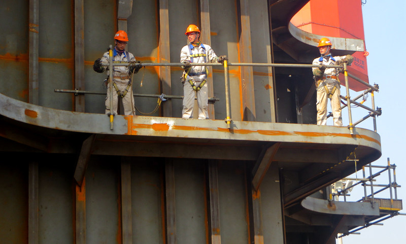 圖為3月10日，中國海油海油工程殼牌企鵝FPSO項目船體建造現場，中國海油高空“衛士”正在全力搭建安全作業平臺。