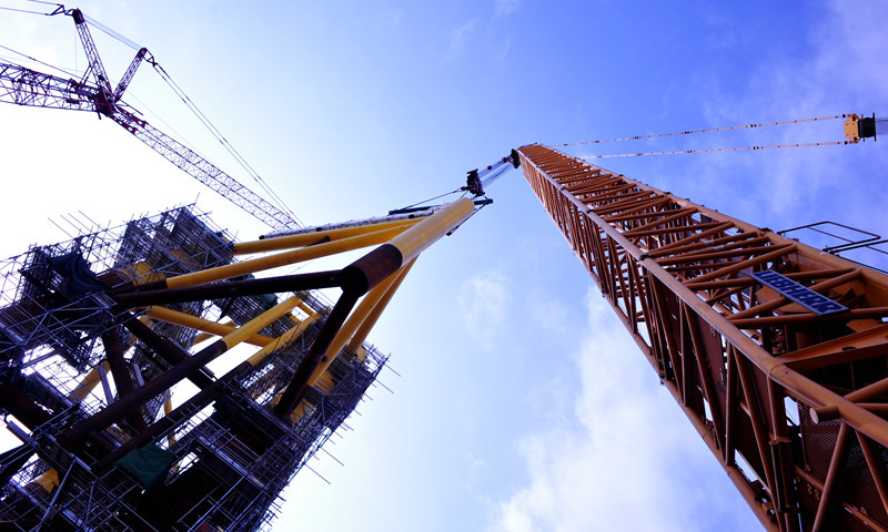 圖為3月10日，中國海油海油工程殼牌企鵝FPSO項目船體建造現場。（本組圖 楊超 江善洪 趙家伍 攝）