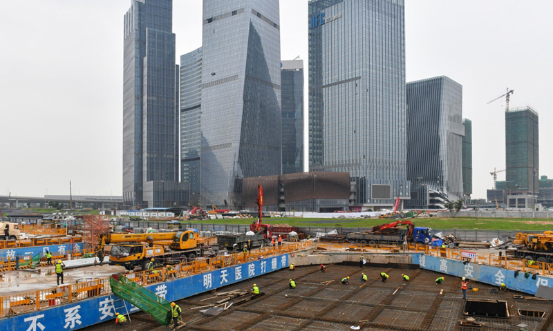 深圳創(chuàng)新綠色發(fā)展模式，以建設(shè)冷站集中供冷的方式取代傳統(tǒng)樓宇各自供冷模式，構(gòu)建清潔低碳、安全高效的能源體系。日前，由中國中鐵承建的深圳前海蛇口自貿(mào)區(qū)10號(hào)冷站即將封頂。圖為3月15日，位于深圳前海蛇口自貿(mào)區(qū)的10號(hào)冷站建設(shè)現(xiàn)場。（新華社記者 劉大偉 攝）