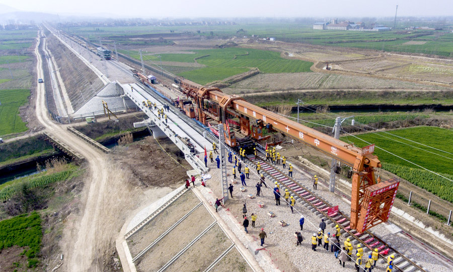 圖為無人機(jī)拍攝的蒙華鐵路蠻河特大橋鋪軌作業(yè)現(xiàn)場。