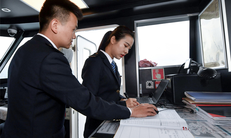 何倩倩每天都會提前一小時左右到達客船，做好開航前各項檢查工作：測試駕駛臺航行設備，檢查消防救生器材等。有時她一天要執行8到10個航班，常常工作至深夜才能回家。