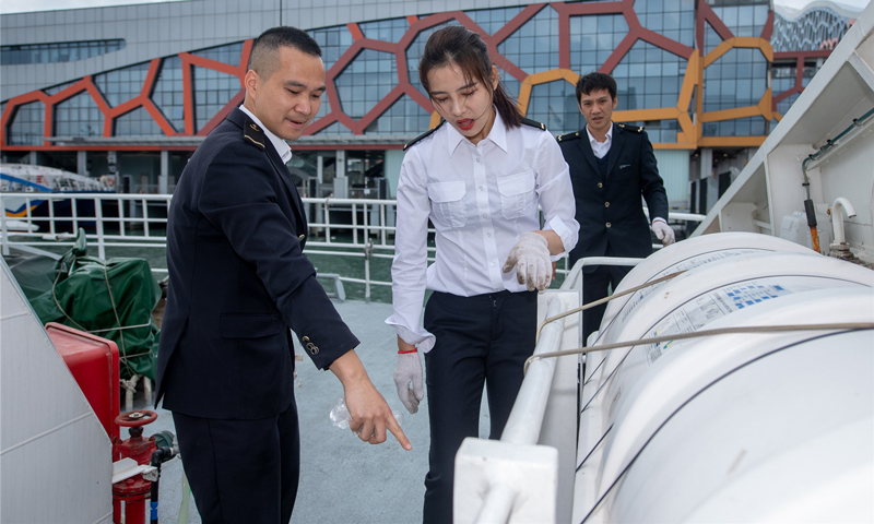 圖為3月5日，何倩倩和同事在開航前檢查客船設備。（唐蜀全 攝）