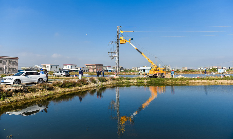 從過去供電難以保障、燈光稀疏，到2015年、2016年供電可靠性連續(xù)蟬聯(lián)全國第一，2018年全口徑低壓用戶平均停電時間0.42小時，躋身世界一流水平……圖為南方電網(wǎng)珠海供電局工作人員正在開展配網(wǎng)網(wǎng)架完善工作。（周東興 攝）