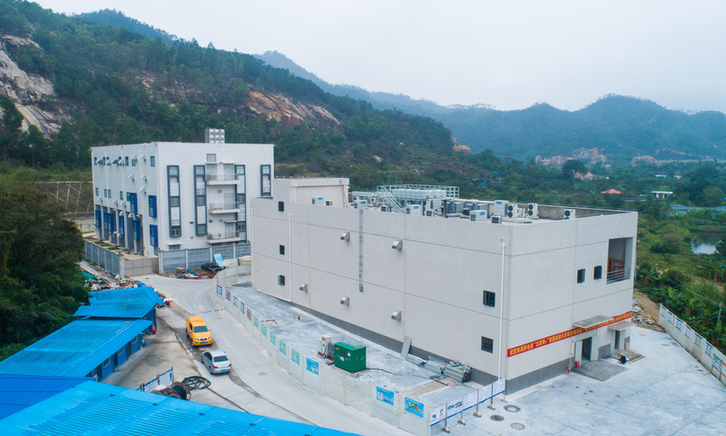 這些變化的背后，不僅見證了珠海電力40年的飛速發(fā)展，也濃縮了南方電網(wǎng)廣東珠海供電局與特區(qū)珠海共同成長，拼搏進取，構建世界一流電力營商環(huán)境的奮斗征程。圖為2018年12月25日，“互聯(lián)網(wǎng)+”智慧能源示范項目多端交直流混合柔性配網(wǎng)互聯(lián)工程在廣東珠海順利投產(chǎn)。（林鋒 攝）