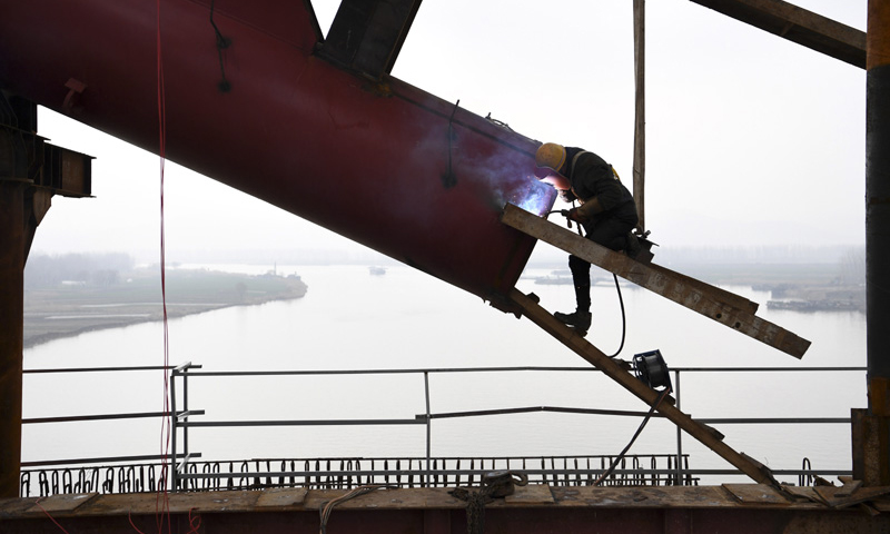 商合杭鐵路由河南商丘站引出，途經安徽亳州、阜陽、合肥等地區，在蕪湖跨越長江，引入杭州站，線路全長794.55公里，設計時速350公里。圖為2月27日，施工人員為商合杭鐵路跨淮河特大橋鋼管拱提升合龍做施工準備。（新華社記者 劉軍喜 攝）