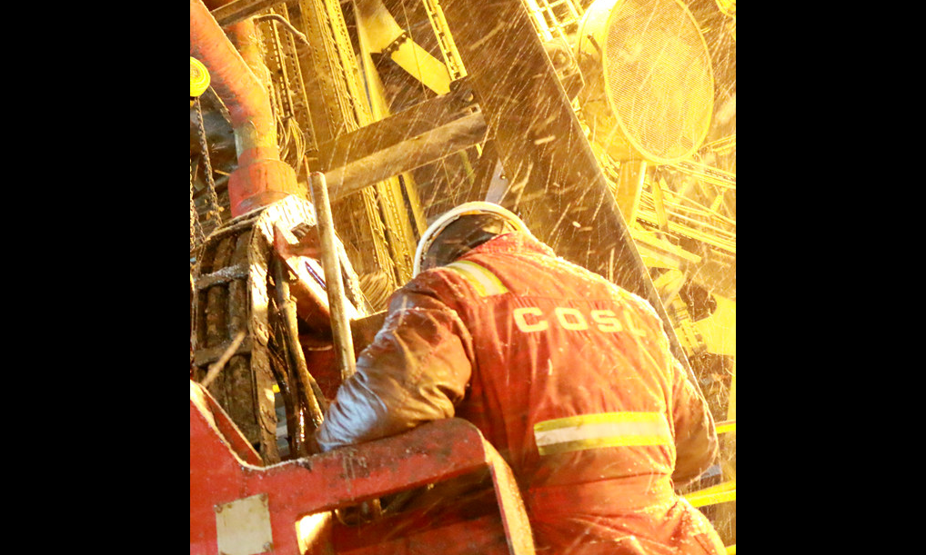 2月14日，正在曹妃甸11-2-A24H1井進(jìn)行作業(yè)的“凱旋一號”鉆井平臺突降大雪。圖為工作人員冒著風(fēng)雪堅守崗位，保障平臺安全生產(chǎn)。