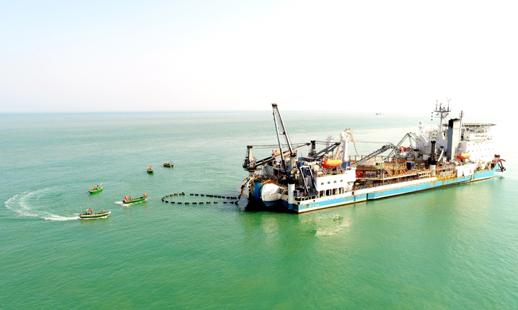 據(jù)了解，海南聯(lián)網(wǎng)二回工程起于廣東湛江500千伏港城變電站，止于海南澄邁500千伏福山變電站。工程建設(shè)最關(guān)鍵的環(huán)節(jié)是敷設(shè)4根穿越瓊州海峽的500千伏海底電纜，2月3日，首根海底電纜從廣東徐聞500千伏南嶺終端站開始敷設(shè)，歷時(shí)近一周到達(dá)海南澄邁500千伏林詩島終端站，海纜采用500千伏充油紙絕緣電纜，單根長度達(dá)32千米，直徑14厘米，中間沒有接頭，是目前世界上單根最長的500千伏交流海底電纜。圖為海底電纜正在敷設(shè)，準(zhǔn)備登陸。(宋印官 蔡勇 攝)