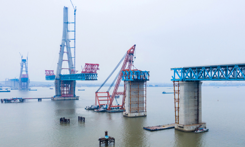圖為1月29日，無人機拍攝的滬通長江大橋27號輔助墩第3段節間鋼梁吊裝施工現場。