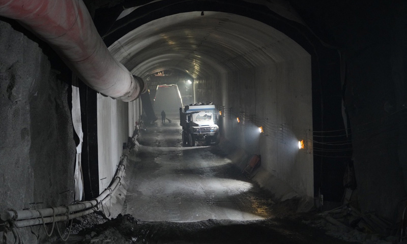 圖為12月28日，中國鐵建十四局的工人在位于北京延慶的隧道內(nèi)施工。（新華社記者 邢廣利 攝）