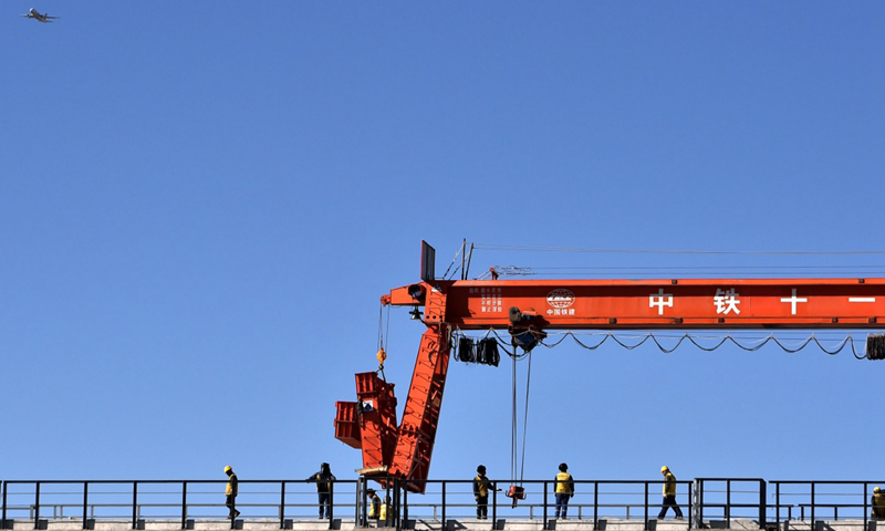 圖為11月26日，中鐵十一局施工人員在川藏鐵路拉林段貢嘎雅魯藏布江特大橋上鋪軌。（新華社記者 覺(jué)果 攝）