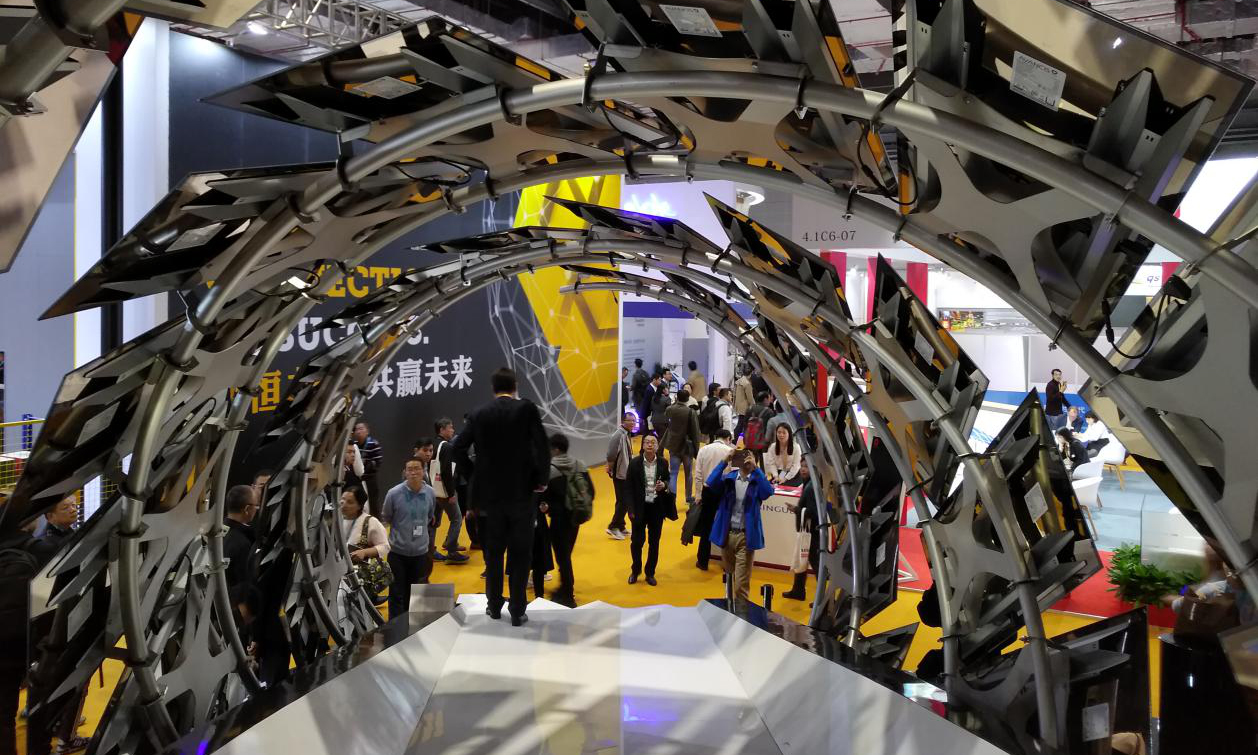 圖為首屆進博會現(xiàn)場，德國的太陽能企業(yè)Avancis展出一套充滿未來感的光伏一體化建筑。（國資報告記者 原詩萌 攝影報道）