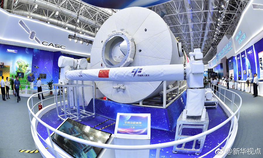 在11月6日開幕的珠海航展上，中國空間站“天宮”核心艙首次公開亮相，這將是未來中國人探索宇宙、太空駐留的“宇宙之家”，預計將于2022年前后完成在軌建造，成為國家級太空實驗室。（新華社記者 胡喆 梁旭）