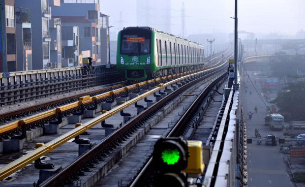 由中鐵六局集團有限公司總承包建設的越南首條城市輕軌20日在河內開始試運行，為下一步進入商業運營奠定基礎。 圖為9月20日在越南河內拍攝的參與試運行的輕軌客車。 新華社發（吳明進攝）