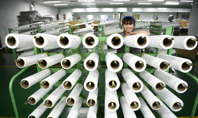 圖為8月3日，國能神華寧煤集團(tuán)400萬噸煤制油項(xiàng)目深加工產(chǎn)品芳綸。（新華社記者 王鵬 攝）