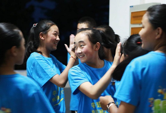 集體參觀陸家嘴、中華藝術(shù)宮等景點(diǎn)，專業(yè)教師教授信任、溝通、協(xié)作，參加高空繩索、長途拉練、演講比賽等訓(xùn)練……中建八局-卓尼勵志夏令營7天的拓展活動，讓來自青藏高原大山深處的12名初中學(xué)生發(fā)生著潛移默化的變化，由拘謹(jǐn)、靦腆變得開朗、健談。（王廣濱）