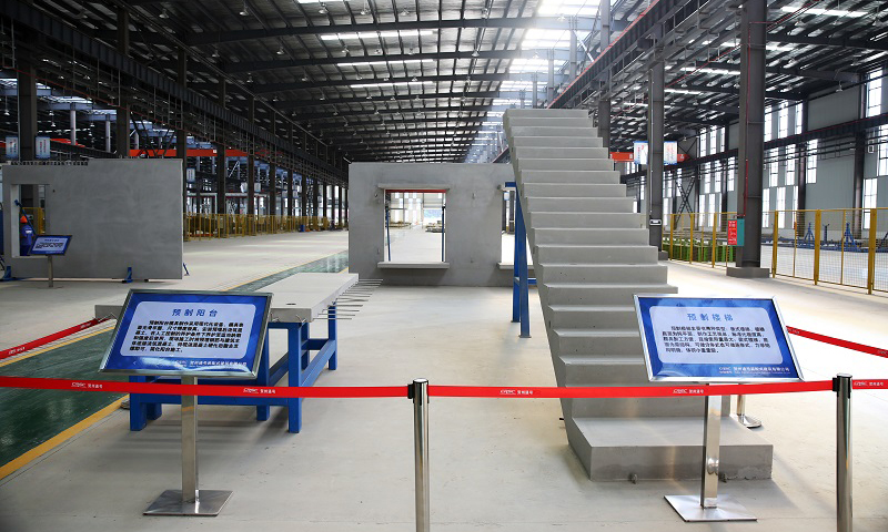 圖為成型的建筑部品構件：樓梯、陽臺、隔墻。