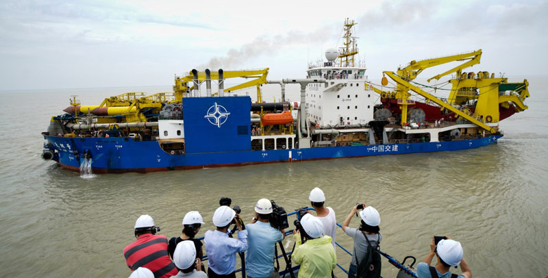 6月8日，由中交天津航道局投資建造，具有中國自主知識產權的亞洲最大重型自航絞吸挖泥船“天鯤號”，緩緩駛離位于江蘇啟東的船廠碼頭，正式開啟為期3天的海試。（新華社記者 李響 攝）