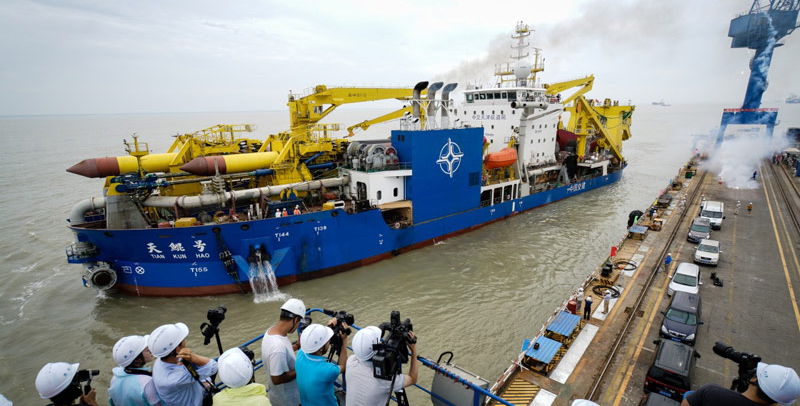 “天鯤號”全船長140米，寬27.8米，最大挖深35米，總裝機功率25843千瓦，設計每小時挖泥6000立方米，絞刀額定功率6600千瓦，此次海試將全面檢測并驗證船舶動力系統的可靠性和穩定性。圖為6月8日，“天鯤號”駛離碼頭出港海試。（新華社記者 李響 攝）