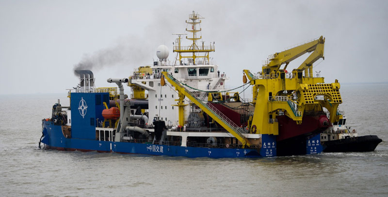 6月8日，“天鯤號”駛離碼頭出港海試。（新華社記者 李響 攝）