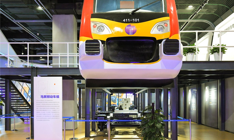 “苔花如米小，也學(xué)牡丹開。”——株洲，憑著自力更生的創(chuàng)新精神、互動全球的創(chuàng)新視野、反哺共享的創(chuàng)新胸懷，崛起于世界產(chǎn)業(yè)創(chuàng)新競技的大舞臺，奮力求索中國創(chuàng)新的時代之路。圖中是在“中國動力谷”展廳展示的出口馬其頓的動車組。新華社發(fā)（張笑宇 攝）