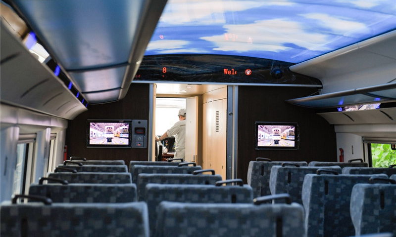 工人在中車株洲電力機車有限公司調(diào)試新一代動力集中型動車組。新華社發(fā)（張笑宇 攝）