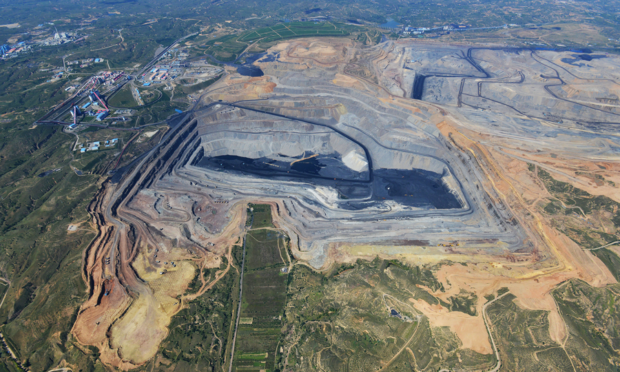 煤炭能源企業(yè)如何踐行綠色發(fā)展？國家能源集團準能公司從三個維度給出了自己的答案。引進大型設備和先進工藝，采用高效節(jié)約的開采模式；發(fā)展循環(huán)經(jīng)濟，延伸煤炭產(chǎn)品的產(chǎn)業(yè)鏈，實現(xiàn)資源的吃干榨盡；實施礦區(qū)生態(tài)建設，在對采空區(qū)進行復墾綠化的基礎(chǔ)上，發(fā)展現(xiàn)代產(chǎn)業(yè)，打造國家級礦山公園。