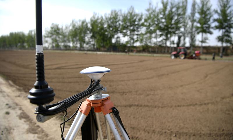 寧夏吳忠市利通區(qū)金積鎮(zhèn)塔灣村村民在田間利用北斗導航播種蔬菜（2018年4月17日攝）。（新華社記者 王鵬 攝）