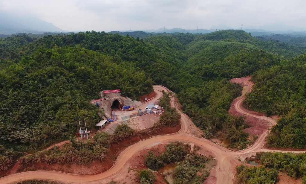 這是2017年12月13日在老撾萬象省拍攝的旺門村二號隧道。中國電建水電十五局承建的旺門村二號隧道2017年12月12日順利貫通，成為中老鐵路項目全線首個貫通的隧道。新華社發（劉艾倫 攝）