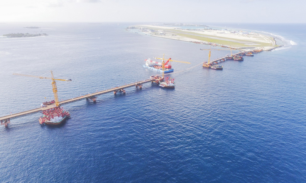 2017年7月6日俯拍的馬爾代夫中馬友誼大橋建設現場。中馬友誼大橋于2016年初正式動工，是中馬共建“一帶一路”的重要合作項目。作為馬爾代夫有史以來第一座大橋，同時也是印度洋上第一座跨海大橋，中馬友誼大橋連通馬爾代夫首都馬累和機場島，由橋梁、填海路堤及道路等組成，使用壽命100年。新華社發