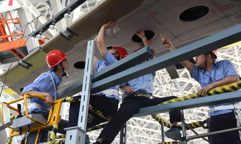 在C919飛機全尺寸靜力試驗現場，在點、線、面和大量數據交集的電腦前、在四維空間的虛擬試驗模塊中、在高大壯觀的一體化整體加載框架上、在千絲萬縷的連接線里、在發出陣陣刺鼻的膠布帶邊……你會看到那些青春的身影、專注的眼神。（作者：楊雁）
