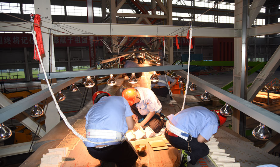 在C919飛機全尺寸靜力試驗現場，在點、線、面和大量數據交集的電腦前、在四維空間的虛擬試驗模塊中、在高大壯觀的一體化整體加載框架上、在千絲萬縷的連接線里、在發出陣陣刺鼻的膠布帶邊……你會看到那些青春的身影、專注的眼神。（作者：楊雁）