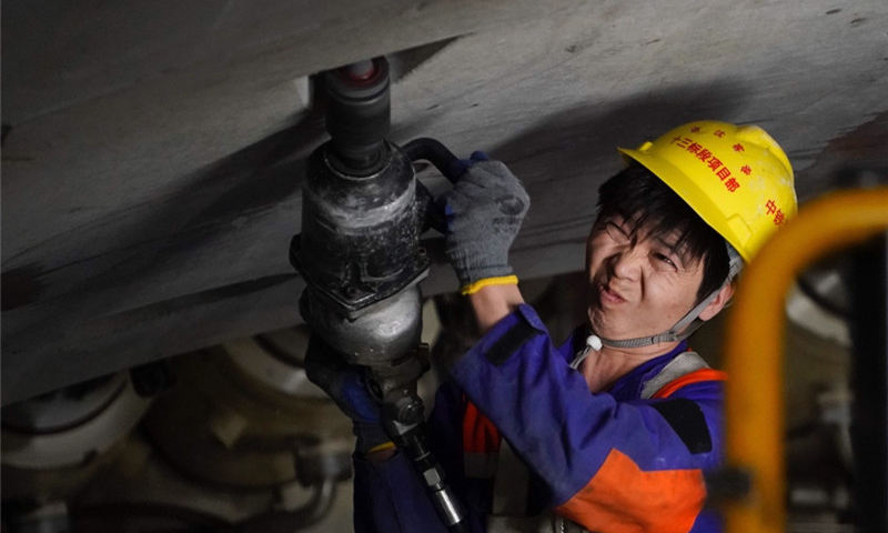 4月25日，京沈高鐵望京隧道成功穿越位于朝陽區的無基礎密集房屋群特級風險源。圖中中國中鐵隧道集團的工人在京沈高鐵望京隧道施工。（新華社記者 邢廣利 攝）