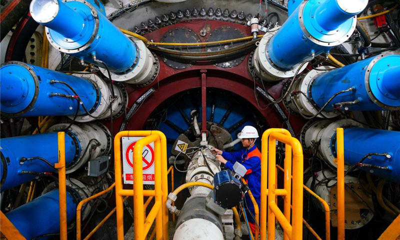 4月25日，中國中鐵隧道集團的工人在京沈高鐵望京隧道施工。（新華社記者 邢廣利 攝）