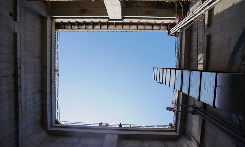 4月25日，中國中鐵隧道集團的工人在京沈高鐵望京隧道施工。（新華社記者 邢廣利 攝）