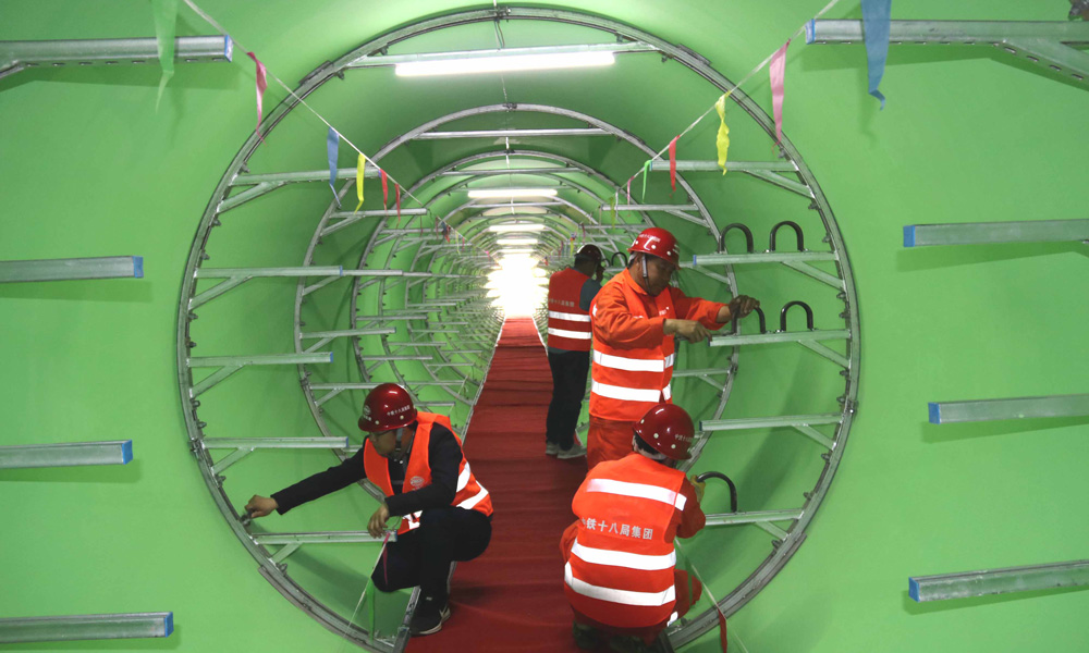 竹纏繞城市綜合管廊的重量是傳統(tǒng)混凝土管廊的十分之一，極大的降低了安裝難度，縮短了施工周期，與傳統(tǒng)的材料和工藝相比，它的綜合成本大約降低了10%到30%，而且使用壽命長，綠色低碳。（伍振 梁建剛 攝）