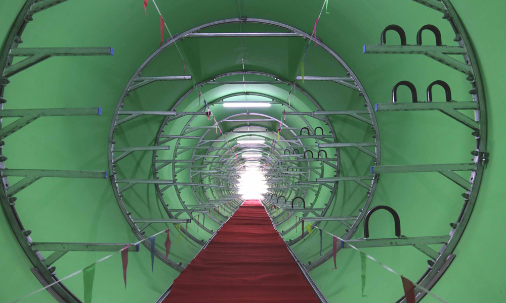 據(jù)介紹，竹纏繞城市綜合管廊每段最大直徑3米，長12米，重10噸左右，施工時僅需2臺25噸的吊車，一天最快可以安裝120米，安裝速度是傳統(tǒng)管廊的10倍。建設(shè)單位采用芯片、傳感器和激光測距儀等在線檢測技術(shù)，實時監(jiān)測管廊的受熱、形變狀況，智能化程度國內(nèi)領(lǐng)先。（伍振 梁建剛 攝）