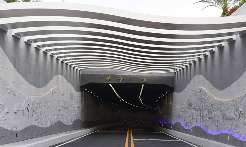 博鰲通道工程將博鰲亞洲論壇成立會址與論壇國際會議中心之間的行車時間，由過去的25分鐘縮短到3分鐘，有效地緩解了博鰲亞洲論壇年會期間的交通壓力。圖為中國鐵建十八局集團承建的博鰲通道洞口。（楊海剛 攝）
