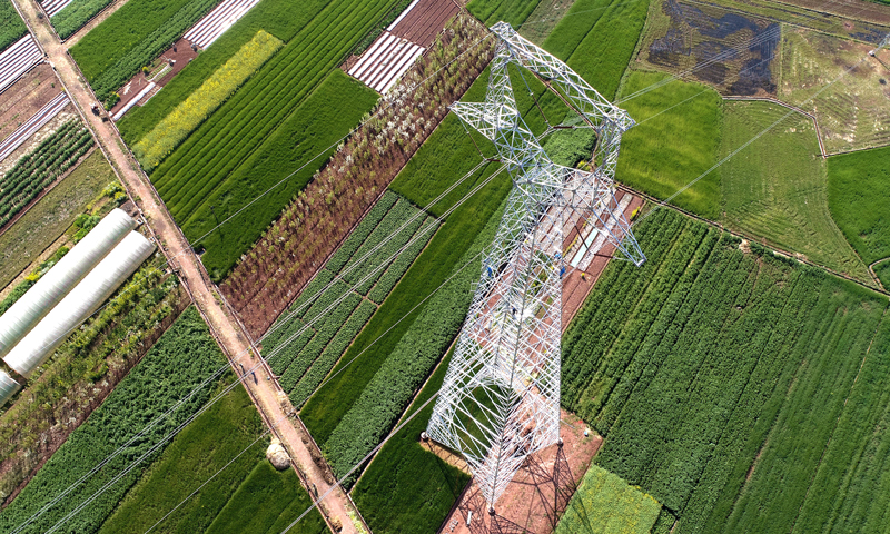 3月26日，中國南方電網(wǎng)云南公司與中國鐵塔公司云南分公司，在國內(nèi)率先開展“電力鐵塔共享”業(yè)務合作，在云南楚雄東瓜鎮(zhèn)220千伏鹿資線路N38號鐵塔，成功安裝通訊天線，電力網(wǎng)和通訊網(wǎng)實現(xiàn)跨行業(yè)“電力鐵塔共享”。（陳波 攝）