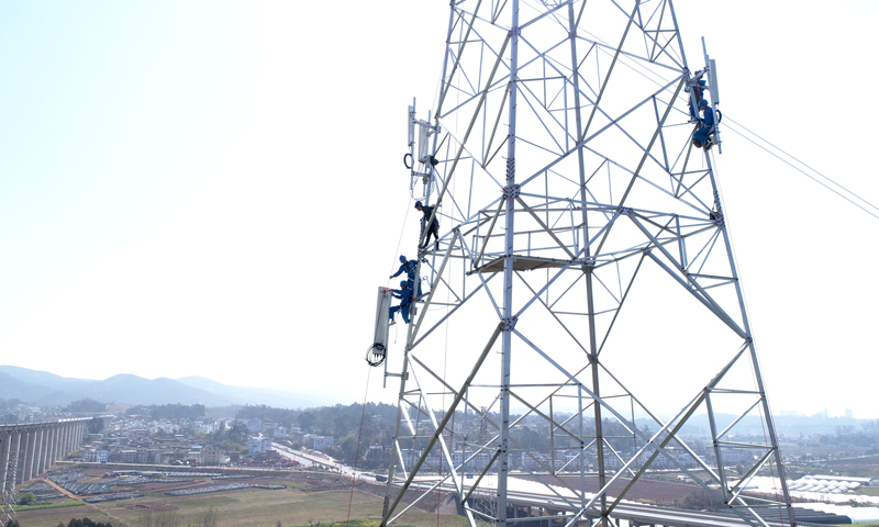 工作人員在安裝通訊設備。（陳波 攝）