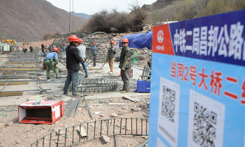 邦達(dá)機(jī)場(chǎng)是西藏海拔最高的機(jī)場(chǎng)，海拔4334米。昌都至邦達(dá)機(jī)場(chǎng)高等級(jí)公路一期路段工程全長(zhǎng)26.9公里，設(shè)計(jì)時(shí)速80公里，計(jì)劃24個(gè)月完工。圖為3月10日，工人在昌都至邦達(dá)機(jī)場(chǎng)高等級(jí)公路一期路段工程施工現(xiàn)場(chǎng)進(jìn)行樁基施工。（新華社記者 晉美多吉 攝）