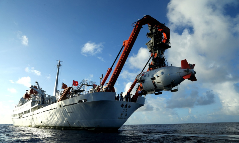 五年來(lái)，我國(guó)科技創(chuàng)新能力顯著提升，主要?jiǎng)?chuàng)新指標(biāo)進(jìn)入世界前列，科技創(chuàng)新水平加速邁向國(guó)際第一方陣。在砥礪奮進(jìn)的五年中，我國(guó)科技創(chuàng)新持續(xù)發(fā)力，實(shí)現(xiàn)了歷史性、整體性、格局性重大變化。圖為2017年6月1日，在馬里亞納海溝作業(yè)區(qū)，“蛟龍”號(hào)載人潛水器離開“向陽(yáng)紅09”科學(xué)考察船緩緩進(jìn)入水中。（新華社記者 劉詩(shī)平 攝）